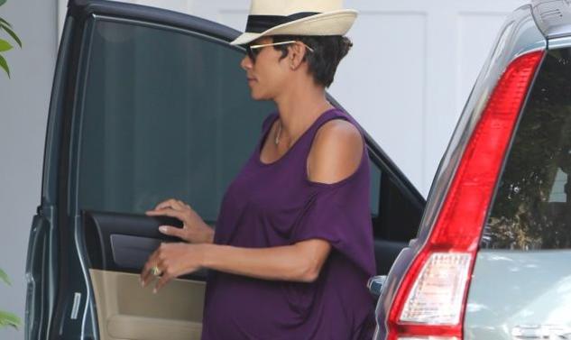 Halle Berry: Με την... κοιλιά στο στόμα, αλλά δεν ρίχνει τους ρυθμούς της!