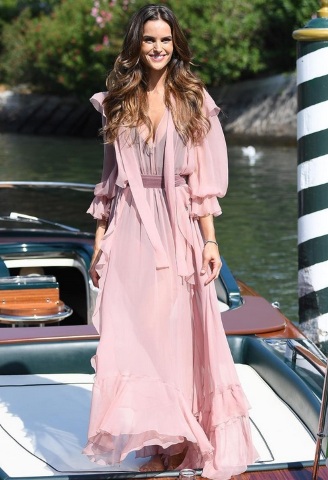 Η Izabel Goulart με Alberta Ferretti