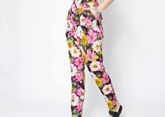 Το πιο μοδάτο floral παντελόνι για τη συλλογή σου!