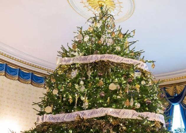 Χριστουγεννιάτικα δέντρα διασήμων: Ποια στόλισε το πιο εντυπωσιακό;
