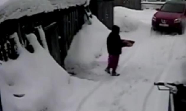Νεαρή γυναίκα πάτησε με το αυτοκίνητο την ηλικιωμένη γειτόνισσά της για μια γρατζουνιά! Σοκαριστικό βίντεο