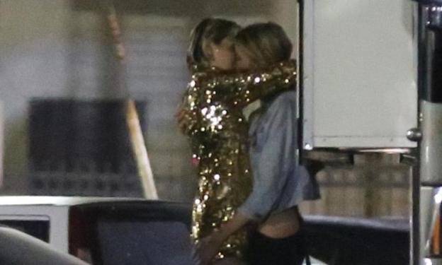 Τα καυτά φιλιά της Miley Cyrus με τον άγγελο της Victoria Secret! Φωτoγραφίες