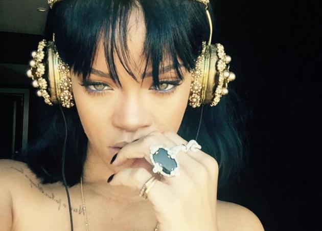 Rihanna: Φαντάζεσαι πόσο μπορεί να κοστίζουν τα ακουστικά της;