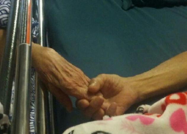Μαζί στη ζωή και τον θάνατο – Πέθαναν κρατημένοι χέρι χέρι μετά από 58 χρόνια κοινής πορείας