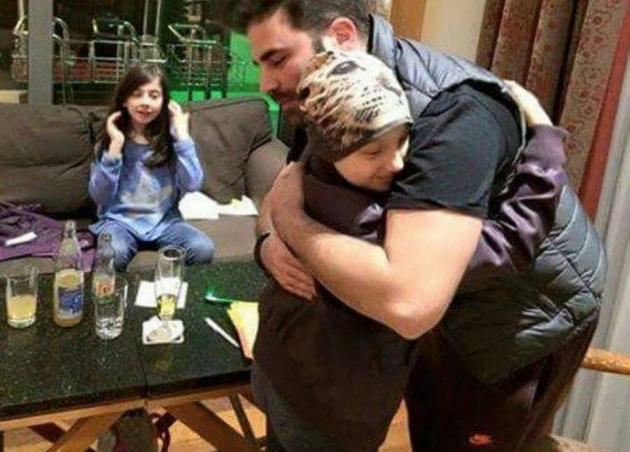 Παντελής Παντελίδης: Συγκλονίζει στο twitter, η φωτογραφία του να αγκαλιάζει ένα παιδί με καρκίνο!