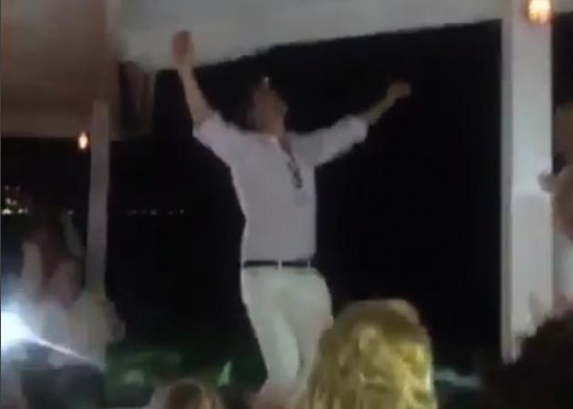 Σε τρελά κέφια ο Παύλος – Ανέβηκε στο τραπέζι και χόρεψε συρτάκι! Video