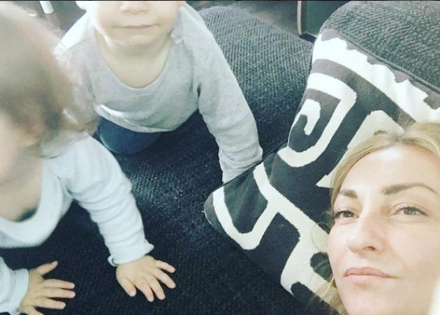 Ρούλα Ρέβη: Τα παιχνίδια με τον γιο της και η yoga της κόρης της!