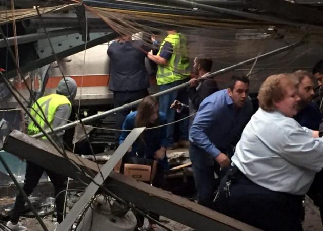 Τρένο εκτροχιάστηκε και έπεσε σε αποβάθρα του σταθμού Χόμποκεν! 3 νεκροί και πάνω από 100 τραυματίες