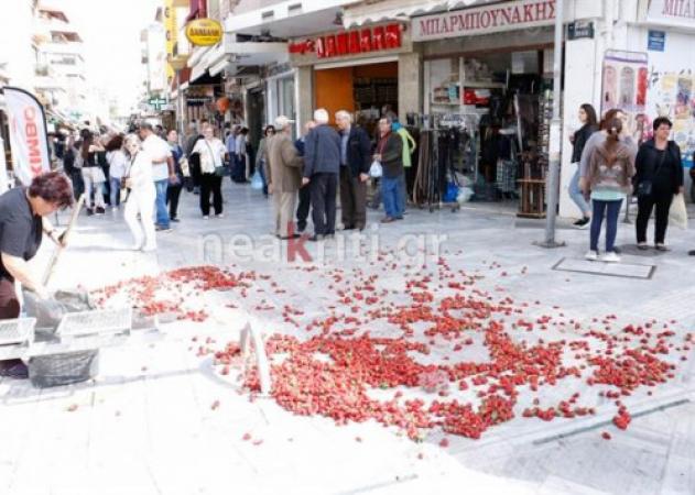 Ηράκλειο: Πέταξε στο δρόμο τις φράουλες όταν του είπαν πως το εμπόρευμα θα κατασχεθεί [pics]