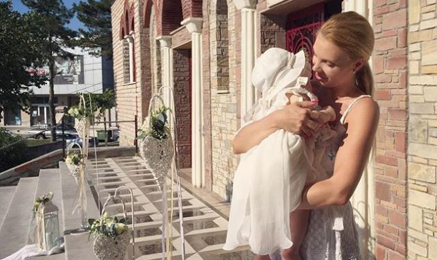 Χριστίνα Αλούπη: Έγινε νονά! Φωτογραφίες από τη βάφτιση της Ηλέκτρας