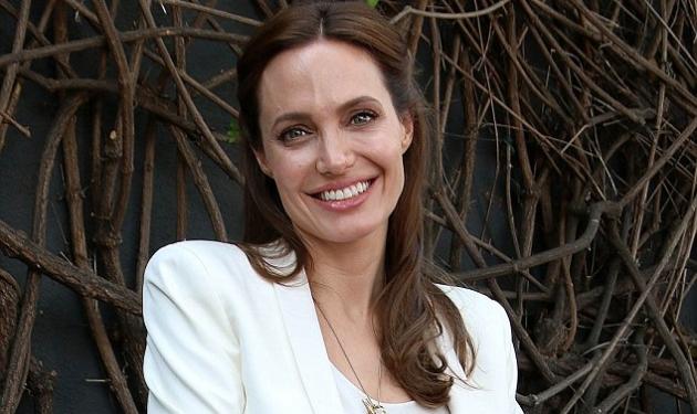 Συγκινεί η Angelina Jolie: “Νιώθω όλη την ώρα πως είμαι σε επαφή με την μητέρα μου!”