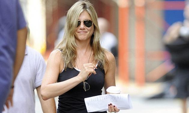 Jennifer Aniston: Εντυπωσιακή στα 44, με μίνι φούστα στη Νέα Υόρκη