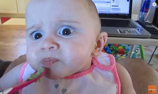H απίστευτη φάτσα του μωρού που δοκιμάζει για πρώτη φορά αβοκάντο! Βίντεο