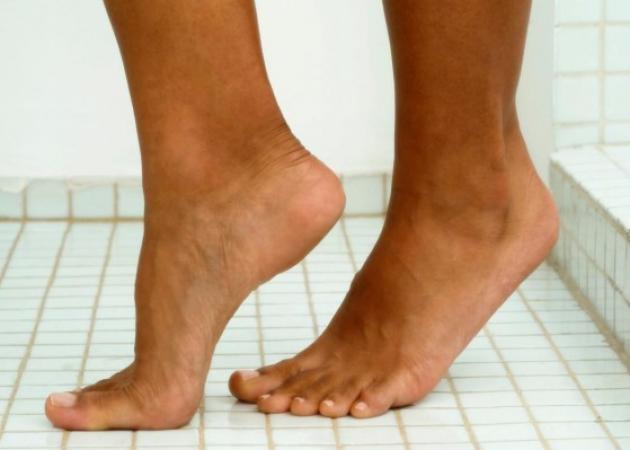 Γιατί πρέπει να ΜΗΝ πατάς ξυπόλυτη στο μπάνιο – Βίντεο