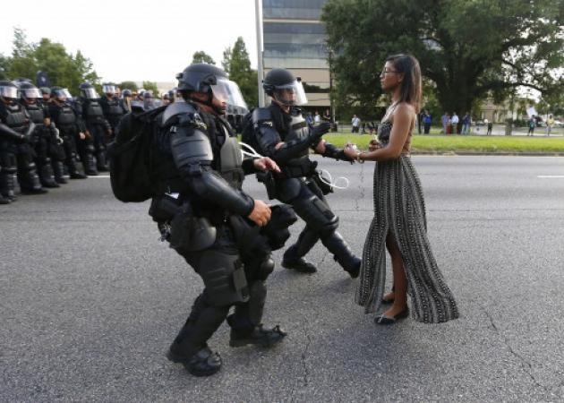 Οι φωτογραφίες που στοιχειώνουν τις ΗΠΑ – Η ατρόμητη γυναίκα και ο διαδηλωτής