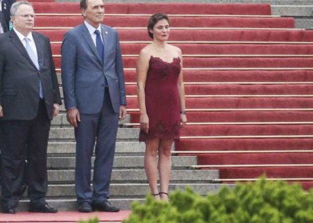 Μπέττυ Μπαζιάνα: Με εντελώς διαφορετικό look στην επίσκεψη στην Κίνα με τον Πρωθυπουργό