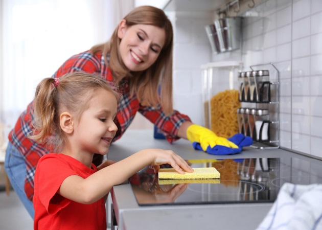 Πώς και γιατί να μάθεις στο παιδί σου να συμμετέχει στις δουλειές του σπιτιού