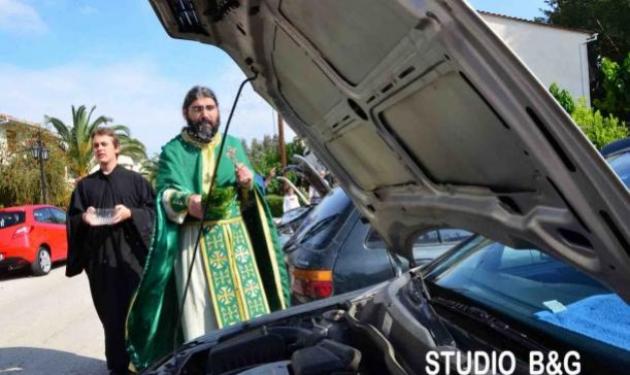 Ιερείς αγιάζουν τα αυτοκίνητα τιμώντας τον προστάτη των οδηγών