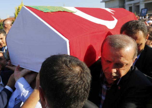 “Σπάραξε” ο Ερντογάν στην κηδεία του φίλου του που σκοτώθηκε από πραξικοπηματίες – “Δεν θα αγνοήσουμε το αίτημα για θανατική ποινή”