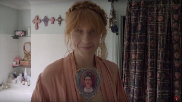 “Τρύπωσε” στο σπίτι της Florence Welch!