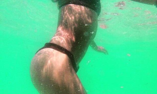 Είναι από τις πιο σέξι Ελληνίδες τραγουδίστριες και έβγαλε αυτή τη φωτογραφία μέσα στο νερό!