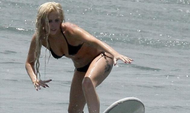H Lady Gaga πιο απλή από ποτέ μαθαίνει surf στο Μεξικό!