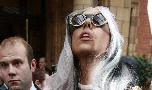 Γιατί άσπρισαν τα μαλλιά της Lady Gaga;