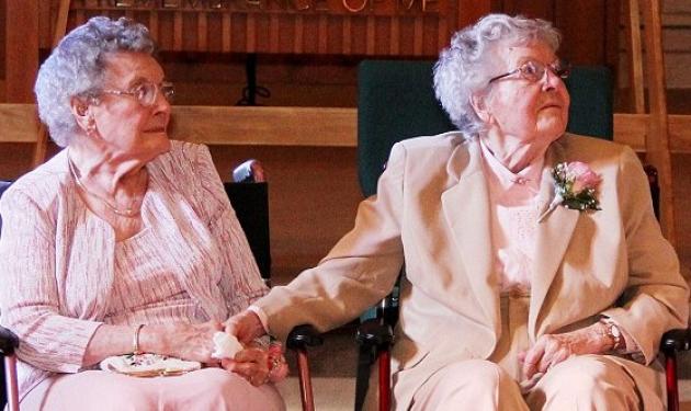90χρονες λεσβίες παντρεύτηκαν μετά από 72χρόνια σχέσης!