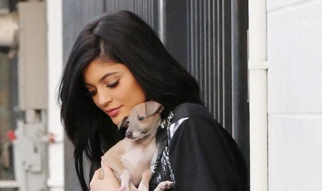 Kylie Jenner: Αγκαλιά με το νέο της σκύλο, στα γυρίσματα της σειράς “Keeping Up With The Kardashians”