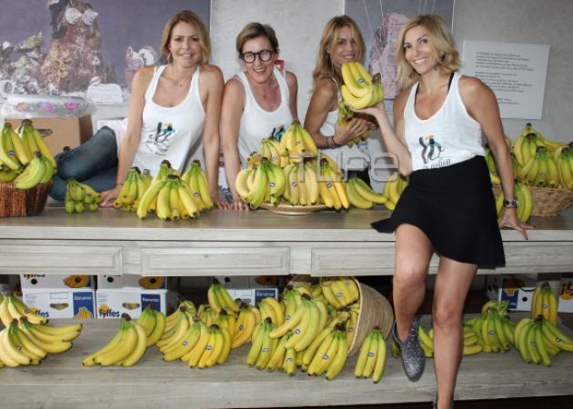 Women In Action: Η Τζένη Μπαλατσινού παρέα με τις φίλες της και… αρκετές μπανάνες! [pics]