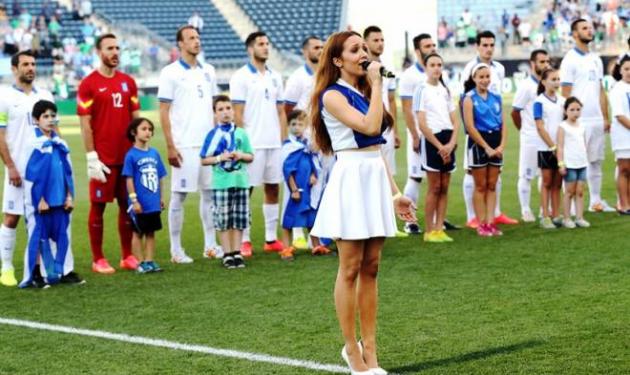 Καλομοίρα: Τραγούδησε τον εθνική ύμνο της Ελλάδας στο γήπεδο! Video