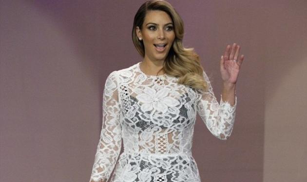 K. Kardashian: Έχασε τα 22 κιλά της εγκυμοσύνης και έβαλε αυτό το λευκό δαντελένιο φόρεμα!