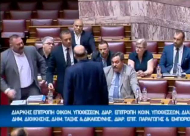 Επίθεση Κασιδιάρη σε Δένδια: Όσα δεν έδειξαν οι κάμερες