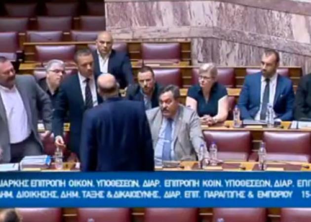 Δένδιας: Έτσι μου επιτέθηκε ο Κασιδιάρης στη Βουλή! Καρέ – καρέ η επίθεση! [vid]