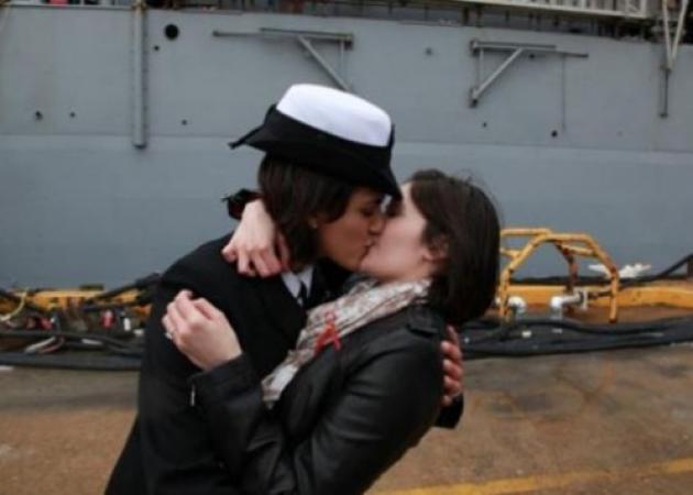 Το παθιασμένο φιλί κελευστή με υπαξιωματικό! Είναι και οι δυο γυναίκες