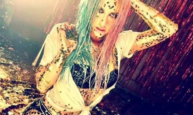 Μετά την Miley Cyrus, η Kesha ποζάρει ημίγυμνη για τους θαυμαστές της! Φωτογραφίες