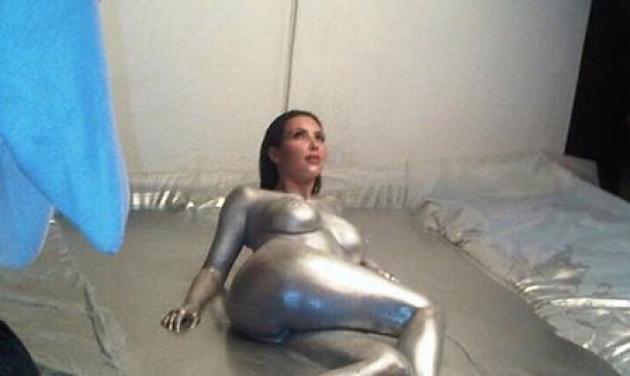 Kim Kardashian: Μοιράζεται μαζί μας φωτογραφία της γυμνή και… βουτηγμένη σε ασημένια μπογιά!