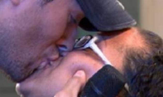 Το καυτό φιλί του Iglesias σε θαυμάστρια! Δες το βίντεο.