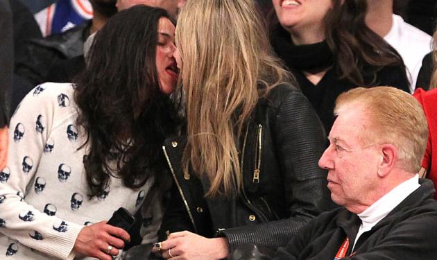 Διάσημη ηθοποιός μέθυσε και φίλησε στο στόμα την καλλονή φίλη της! Φωτογραφίες