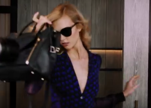 Η Karlie Kloss είναι το πιο badass μοντέλο για τη νέα καμπάνια της Dvf!