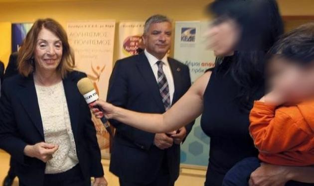 Η συγκινητική στιγμή που Ελληνίδα δημοσιογράφος έκανε ρεπορτάζ με το παιδί της στην αγκαλιά!