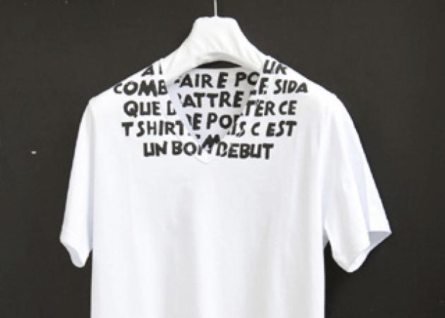 Δες το limited edition t-shirt Maison Martin Margiela κατά του AIDS