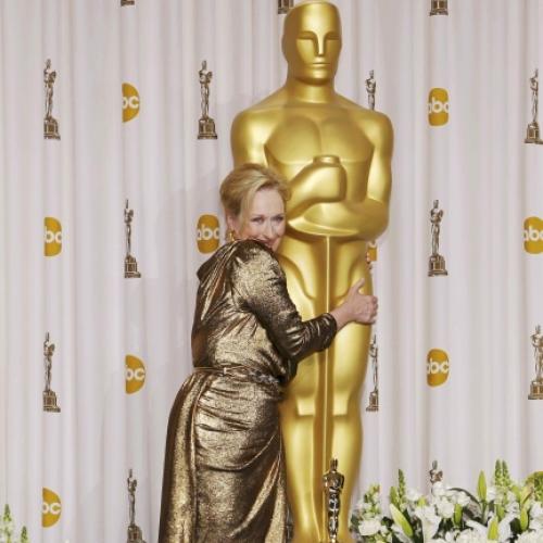 2 | H Meryl Streep δείχνει την αγάπη της στο άγαλμα των Oscar