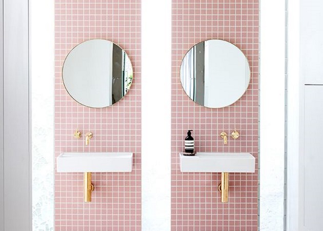 Bath-ing trends: Ο στρογγυλός καθρέφτης είναι το must have item για το μπάνιο και δεν χωράει αμφιβολία