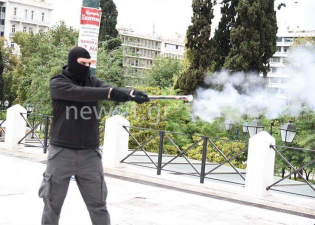 Μολότοφ στη Μεγάλη Βρετανία – Οπλισμένοι με σφυριά κι αυτοσχέδια όπλα οι κουκουλοφόροι