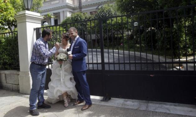 Έκαναν τη γαμήλια φωτογράφιση τους στο… στο Μέγαρο Μαξίμου!