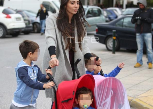 Ολυμπία Χοψονίδου: Βόλτα με τα τέσσερα παιδιά της!