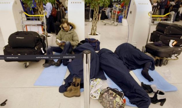 60.000 άνθρωποι δεν έφτασαν στον προορισμό τους από το Παρίσι – Κίνδυνος κατάρρευσης στέγης αεροδρομίου
