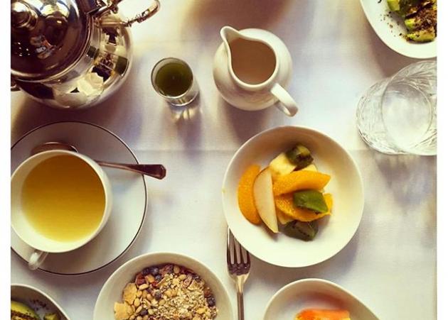 Ποια Ελληνίδα παρουσιάστρια απόλαυσε αυτό το πρωινό σε ξενοδοχείο του Παρισιού;