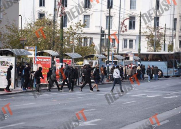 Αλέξανδρος Γρηγορόπουλος – Live: Πετροπόλεμος ανάμεσα στα αυτοκίνητα στην Ακαδημίας!